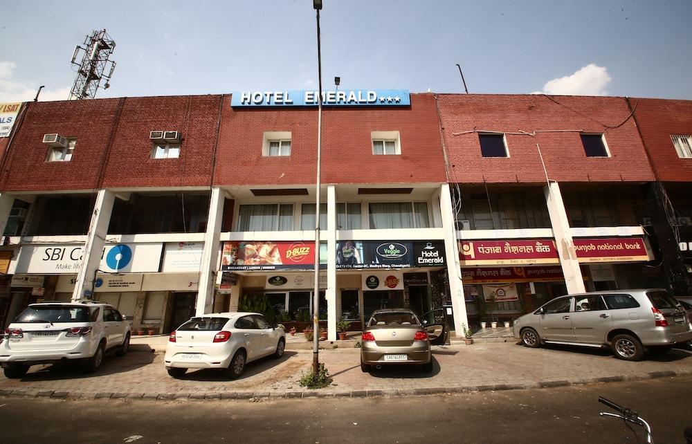 Hotel Emerald Chandīgarh Extérieur photo