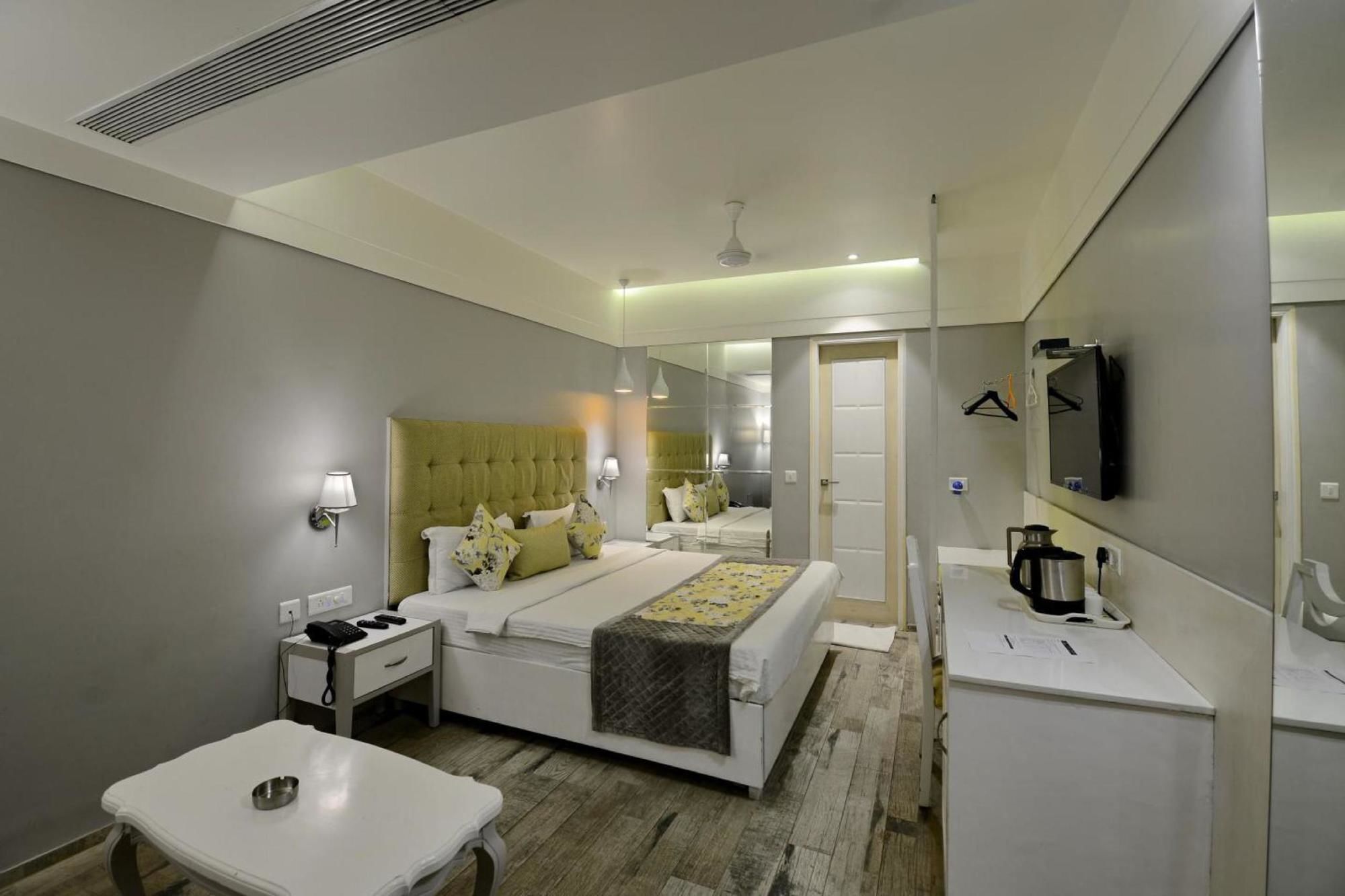 Hotel Emerald Chandīgarh Extérieur photo