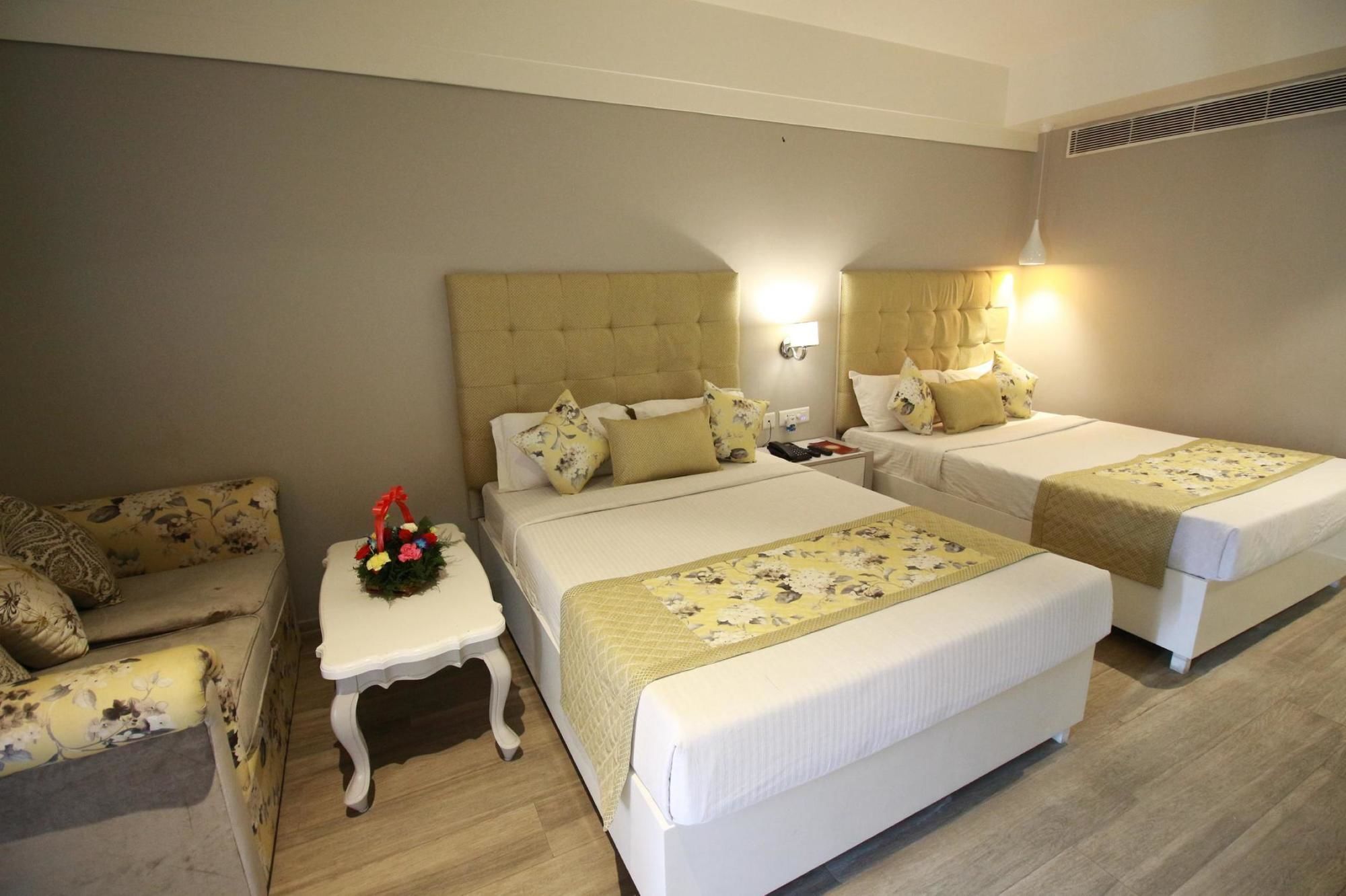 Hotel Emerald Chandīgarh Extérieur photo