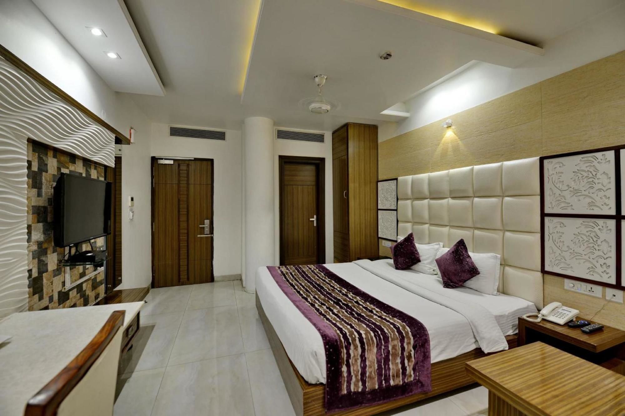 Hotel Emerald Chandīgarh Extérieur photo