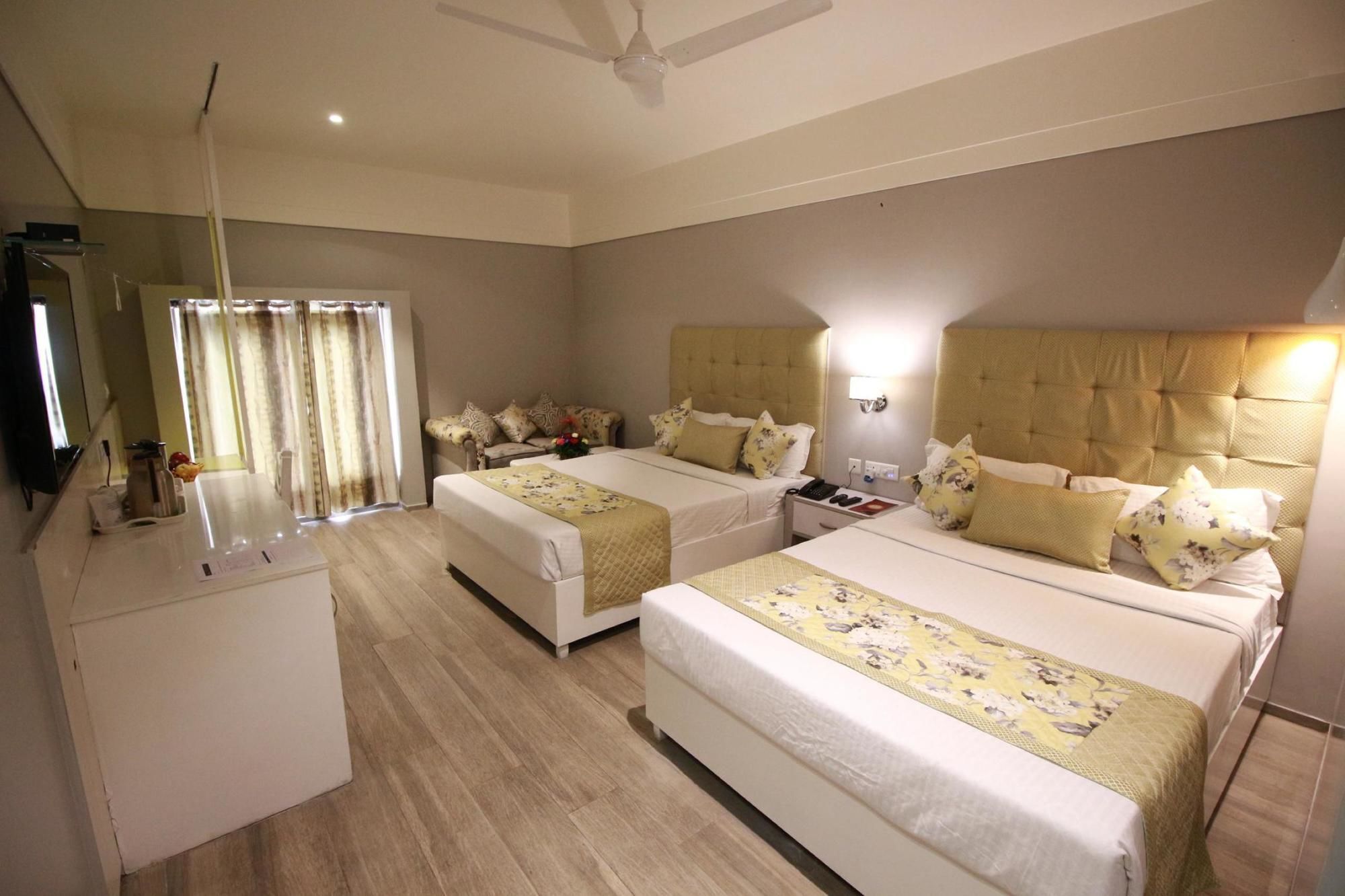 Hotel Emerald Chandīgarh Extérieur photo